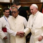 Papa chega a Bangladesh e se reúne com autoridades do país