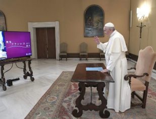 Papa Francisco dialoga com universitários em Tóquio
