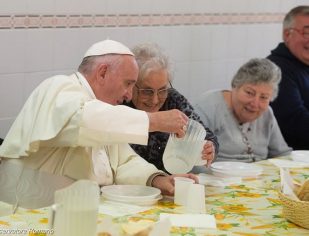 Papa convida a rezar pelos idosos, em Dezembro