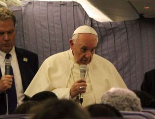 Papa se desculpa com vítimas de abuso por palavra que usou sobre Dom Barros