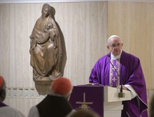 Papa: nada de ameaças no confessionário, mas o perdão do Pai