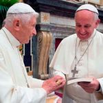 Papa Francisco visita Bento XVI para saudá-lo pela Páscoa