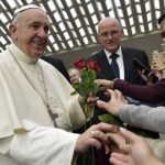 Paróquias não devem cobrar para dedicar a Missa a um defunto, afirma o Papa