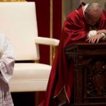 Papa Francisco preside a celebração da Paixão do Senhor no Vaticano