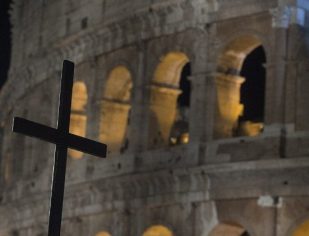 Via-Sacra: Papa confia aos jovens as meditações no Coliseu