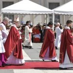 Glória e cruz, em Cristo, caminham juntas, diz Papa