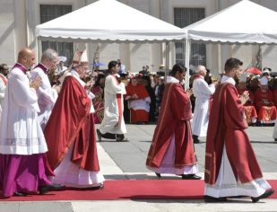 Glória e cruz, em Cristo, caminham juntas, diz Papa