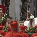 Papa a novos cardeais: colocar-se aos pés dos outros para servir