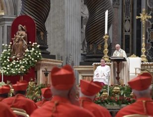 Papa a novos cardeais: colocar-se aos pés dos outros para servir
