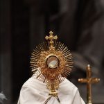 Papa muda tradição e celebra Corpus Christi em Ostia