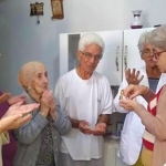 Enfermos e idosos recebem Jesus Eucarístico em suas residências.