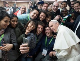 Papa convoca jovens para grande encontro durante o Sínodo