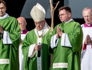 Papa se emociona ao falar dos bispos chineses que participarão do Sínodo