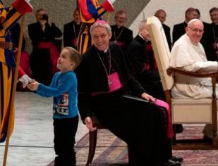 Menino com autismo interrompe a audiência geral e Papa nos dá um ensinamento