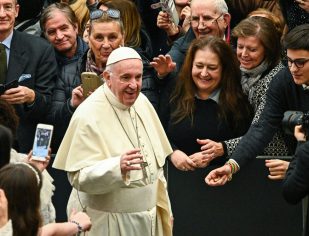Papa Francisco pede para que padres que cometeram abusos sexuais se entreguem