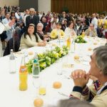 Papa convida um grupo de pobres para um almoço de Natal