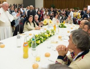 Papa convida um grupo de pobres para um almoço de Natal