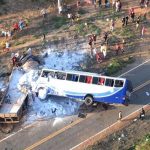 Ônibus de romeiros colide com caminhão e deixa mortos no Ceará