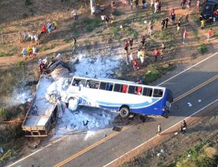 Ônibus de romeiros colide com caminhão e deixa mortos no Ceará