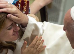 Papa: Cristãos autênticos não têm medo de se abrir