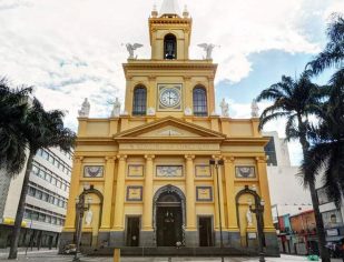 Homem invade catedral de Campinas e mata ao menos quatro pessoas