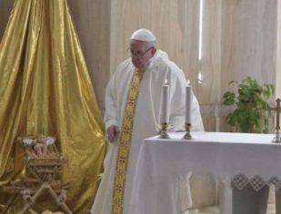Papa afirma que o desafio do cristão é viver os mandamentos de maneira concreta