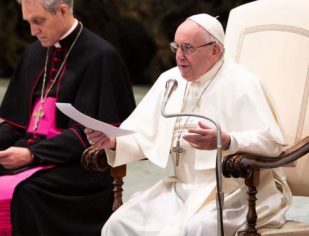 Rezar já é vencer o desespero e a solidão, assinala o Papa Francisco no ângelus