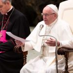 Rezar já é vencer o desespero e a solidão, assinala o Papa Francisco na Catequese