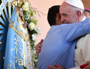 Precisamos abraçar o próximo com gestos simples e diários, disse o Papa Francisco