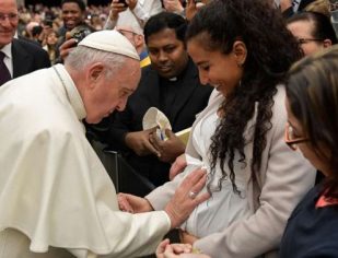 Católicos e ortodoxos podem colaborar em favor das famílias, afirma o Papa