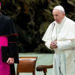 Papa Francisco pede respeito na oração: Não se pode rezar como papagaios
