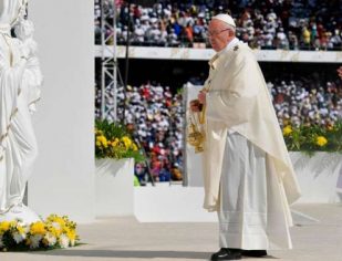 Papa diante de mais de 100 mil fiéis em Abu Dhabi: "Vim dizer-vos: Felizes!"