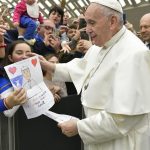 Papa: o milagre da cooperação abre uma brecha no muro da indiferença