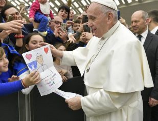 Papa: o milagre da cooperação abre uma brecha no muro da indiferença