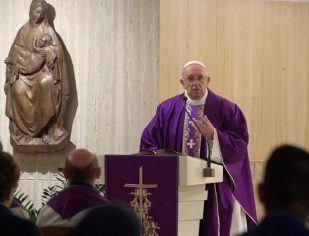 Papa na Santa Marta: rezar com coragem, com disposição