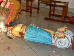 ABSURDO: Evangélico destrói igreja e quebras todas imagens em Minas Gerais