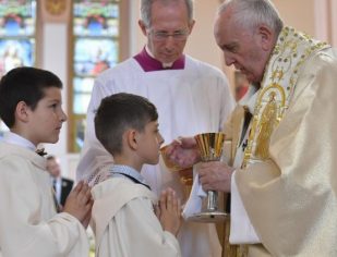 Crianças fazem a Primeira Comunhão com o Papa