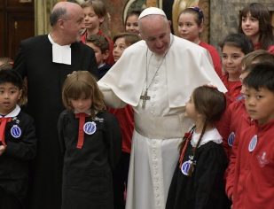 Papa Francisco: A educação não pode ser apenas um trabalho, mas uma missão