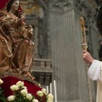 Papa: que Nossa Senhora nos ajude a ser santos e a ter uma Fé forte e alegre