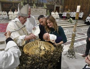 O Papa: batizar desde criança, para crescer com a força do Espírito Santo