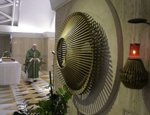 A Oração simples comove Jesus, afirma papa Francisco