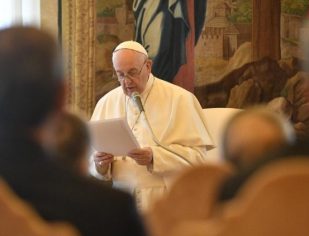 O Papa: o direito deve ser um baluarte em defesa dos últimos e dos pobres