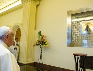 Sábado, una-se ao Papa para a oração do Terço nos Jardins Vaticanos